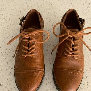 Lace up Oxford shoes